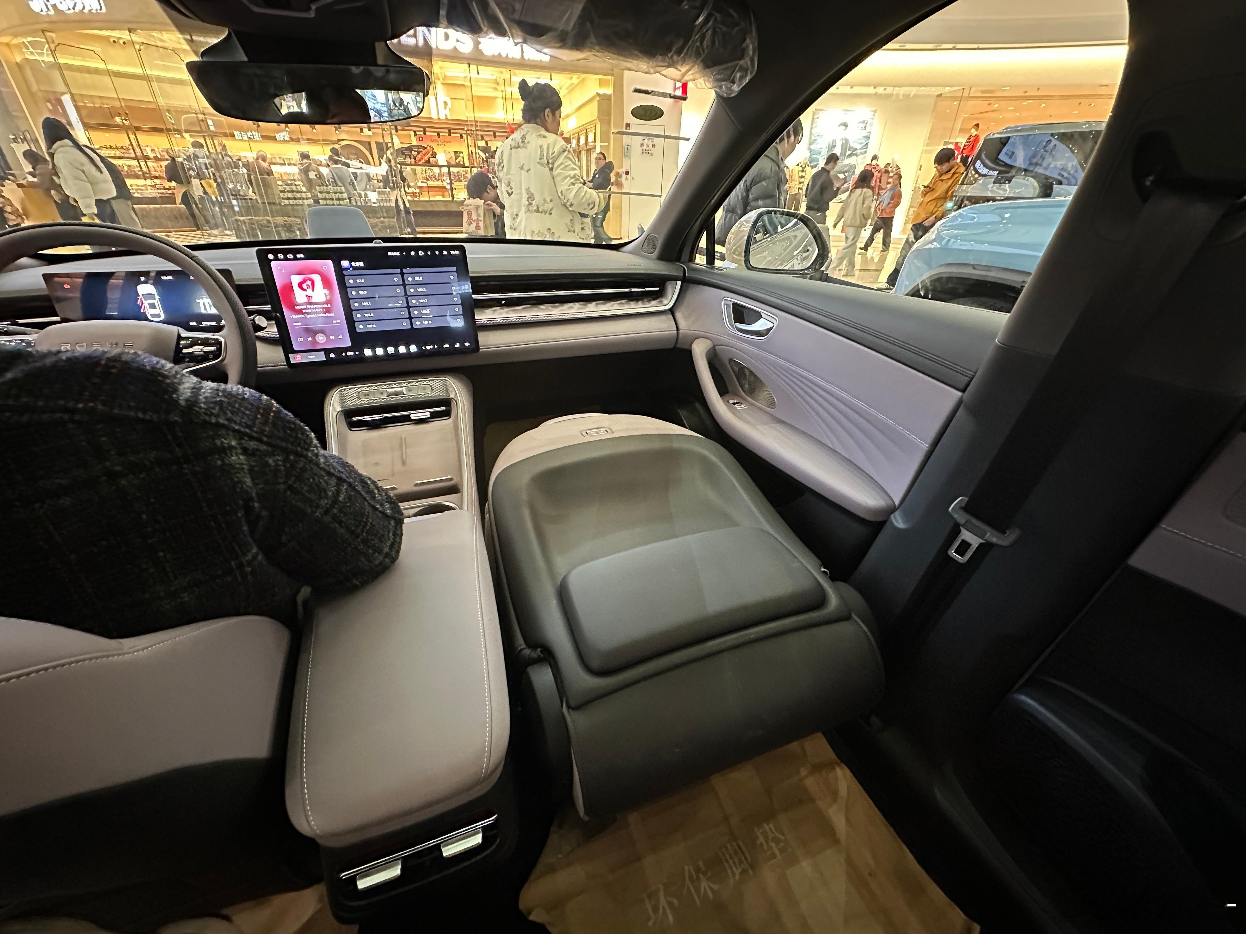 荣威M7DMH内饰用料虽然朴素，但做工非常工整，小车看着相当可人。副驾一键折叠