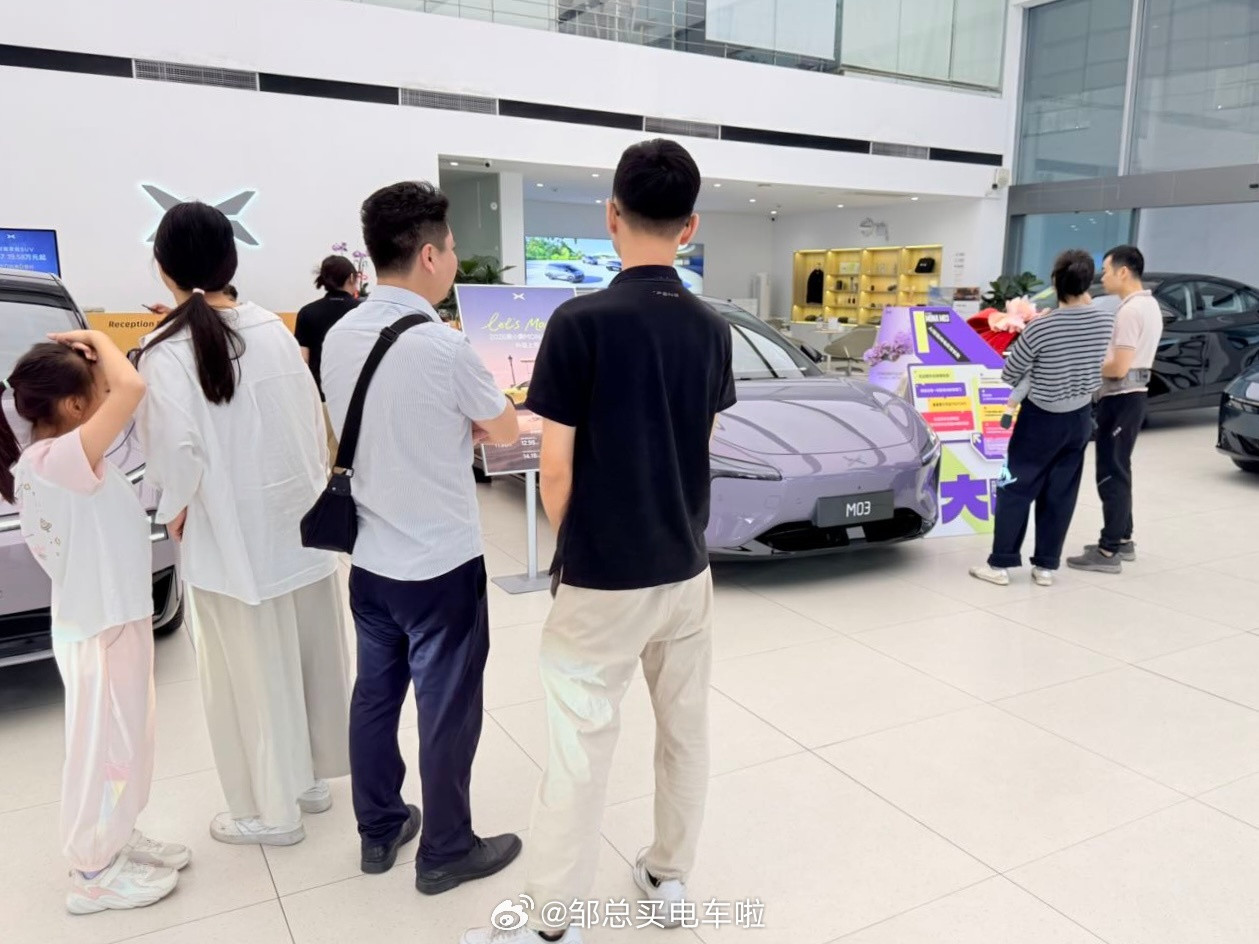 2026款小鹏MONAM03上市后首个周末，年轻人挤爆小鹏门店看新MONA