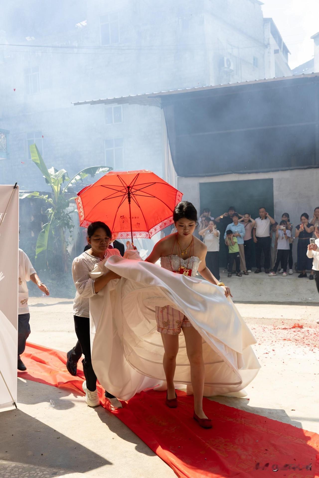 新娘婚礼硬核操作！精致婚纱配