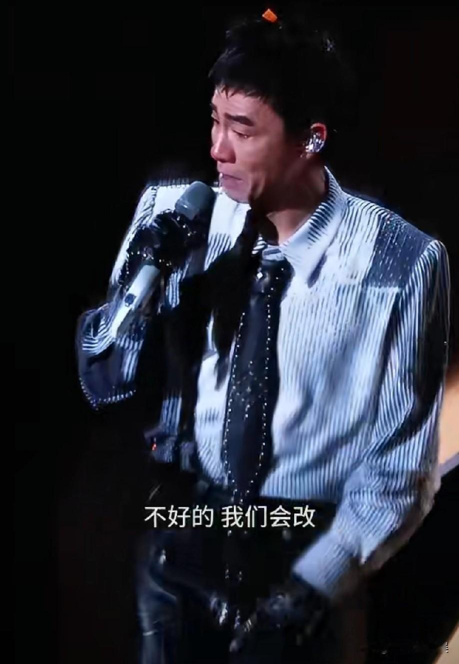 陈小春太有担当了！6月22日，陈小春为之前因舞台被挡，导致一些花高价买票的观
