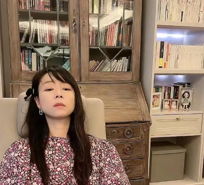 张静初的事业也就那样了，不过她真的好可怜，虽然她以前戏演的是不少，可现在每天