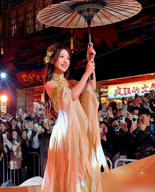 毛晓彤这回真的“杀疯了”！在福州三坊七巷，她一身明黄金丝纱裙惊艳全场，直接上演了