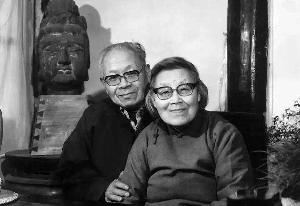 1945年，王世襄和袁荃猷结婚。婚后，王世襄发现妻子除了会剥蒜，其他家务
