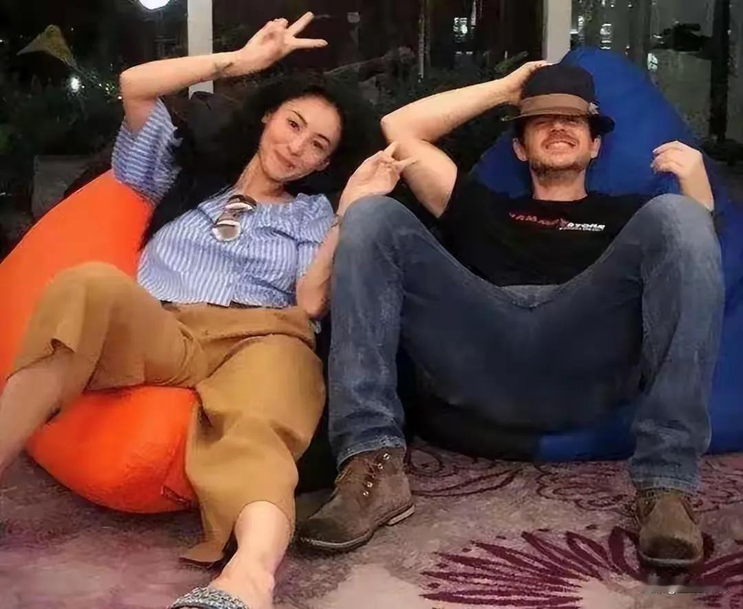 近日，张柏芝带着三胎儿子现身，身旁还有一位中年男子，两人举止亲密，瞬间引发大众关