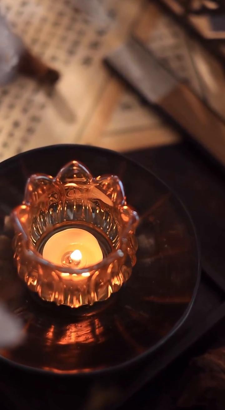 靠近什么人就走什么路。你靠近什么样的人就会走什么样的路。穷人教你节衣缩食，小人