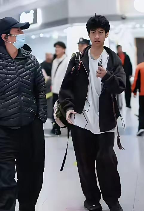 郑钧送16岁儿子出国读书。郑钧儿子有颜值有才华，就是体态太拉胯，弯腰驼背还内