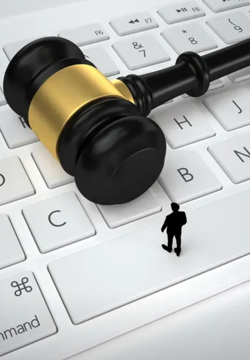 在律师被打时本能防卫反被拘事件中，我们最想知道的是那个给副所长打电话的师兄。原本
