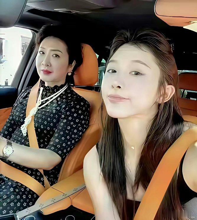 有个有钱的妈妈就是不一样所以说吴燕妮才是最早的王诗龄啊吴艳妮的具体家庭背景目前还没有彻底公开，只知道