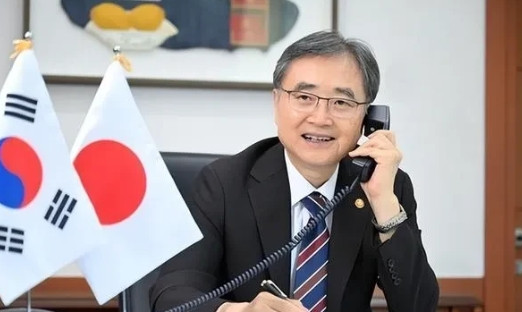 在拒绝中方阅兵观礼邀请后，韩国方面随即致电中方沟通，却被中国外长王毅一语点破其真