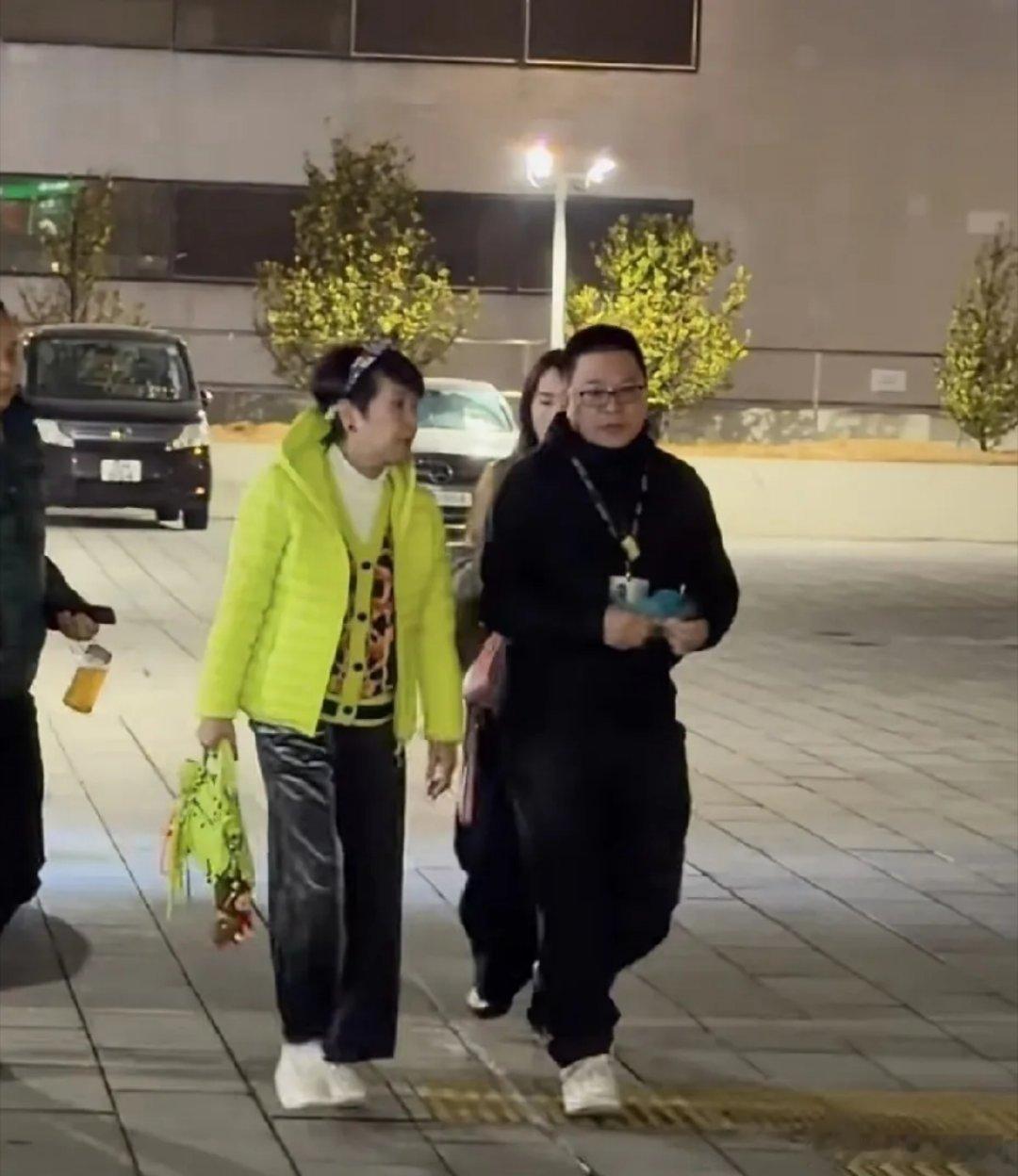 张学友香港演唱会上，有人瞅见谢霆锋他妈妈拉姑了！74岁的人啊，看着跟50岁似的，