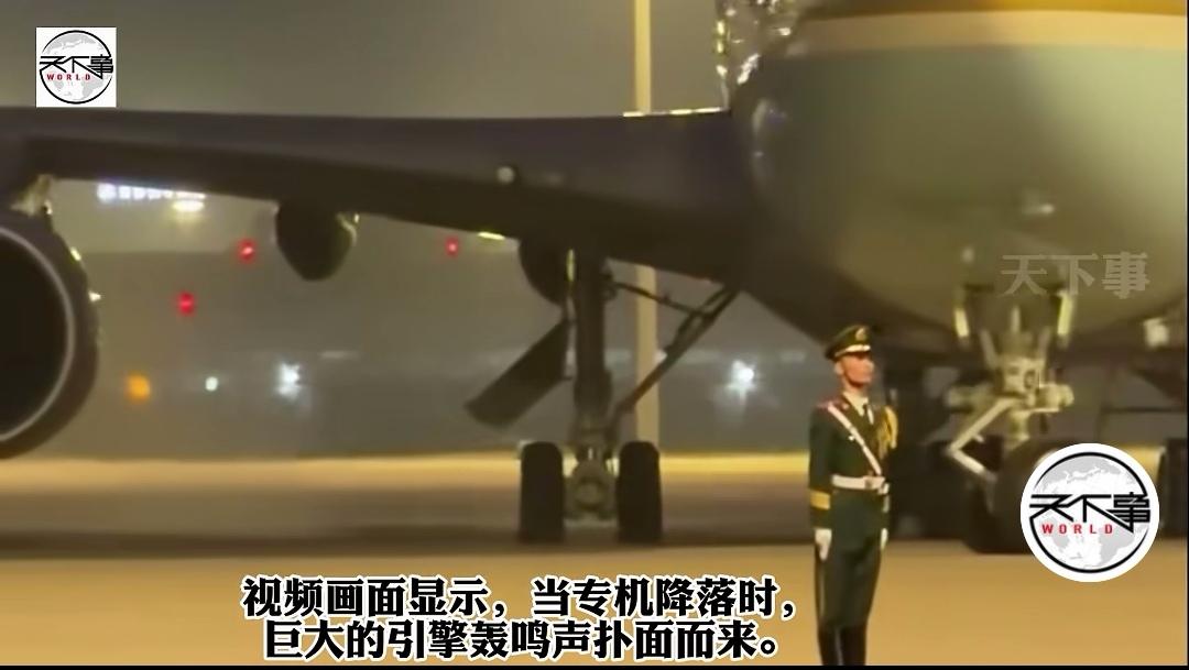 特朗普到达时，这名中国军人的视频为啥火到了海外。这是特朗普的“空军一号”专机