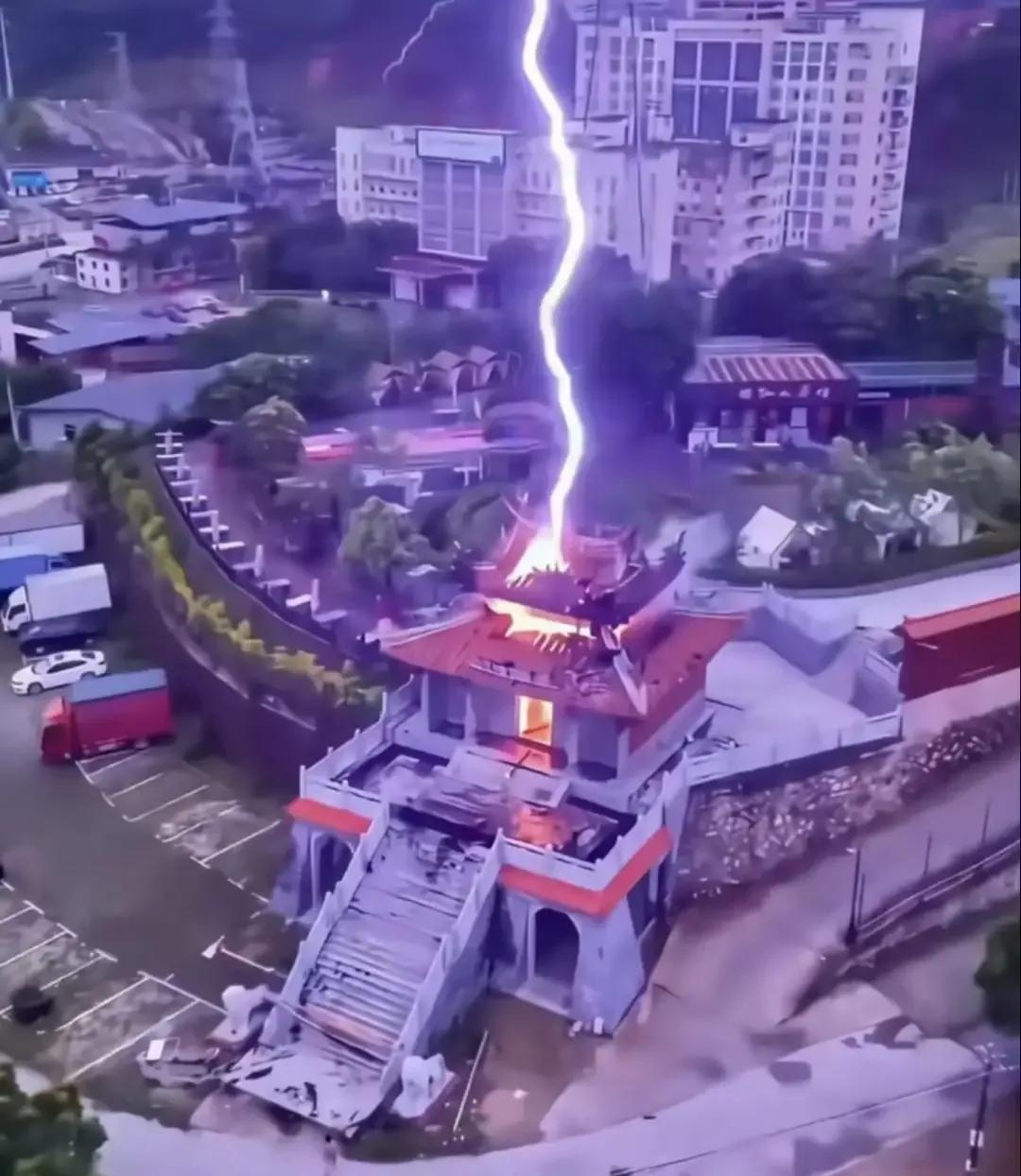 雷劈古庙，神像“毁容”，网友炸锅！真相让人后背发凉一道紫白色惊雷，精准劈中百年