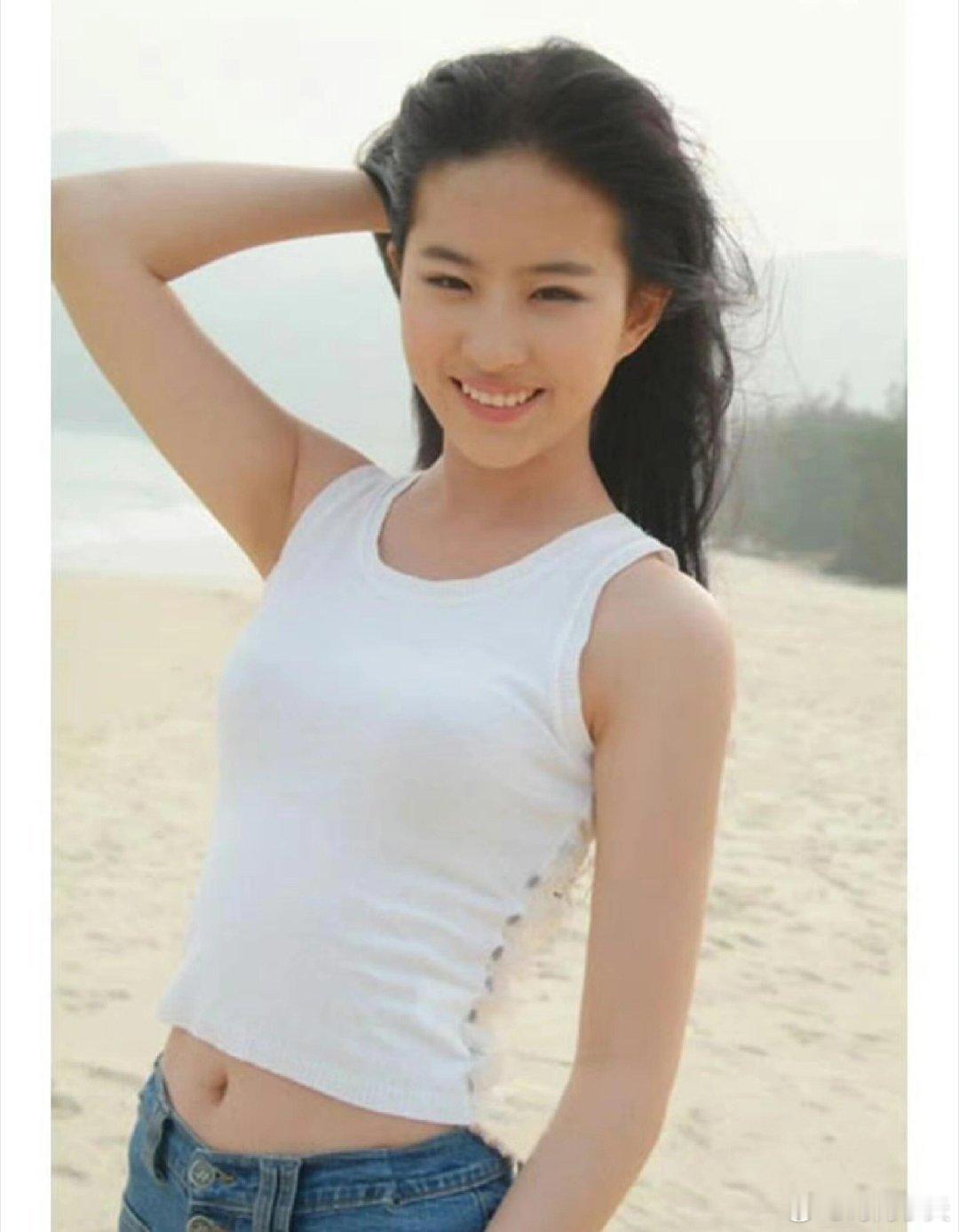 早期的刘亦菲，小荷才露尖尖角。现在的刘亦菲，珠圆玉润，风姿绰约。