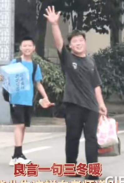 泪目了，山东一所小学。六年级学生毕业离校那天，一位男生突然冲着老师喊：“我也许不