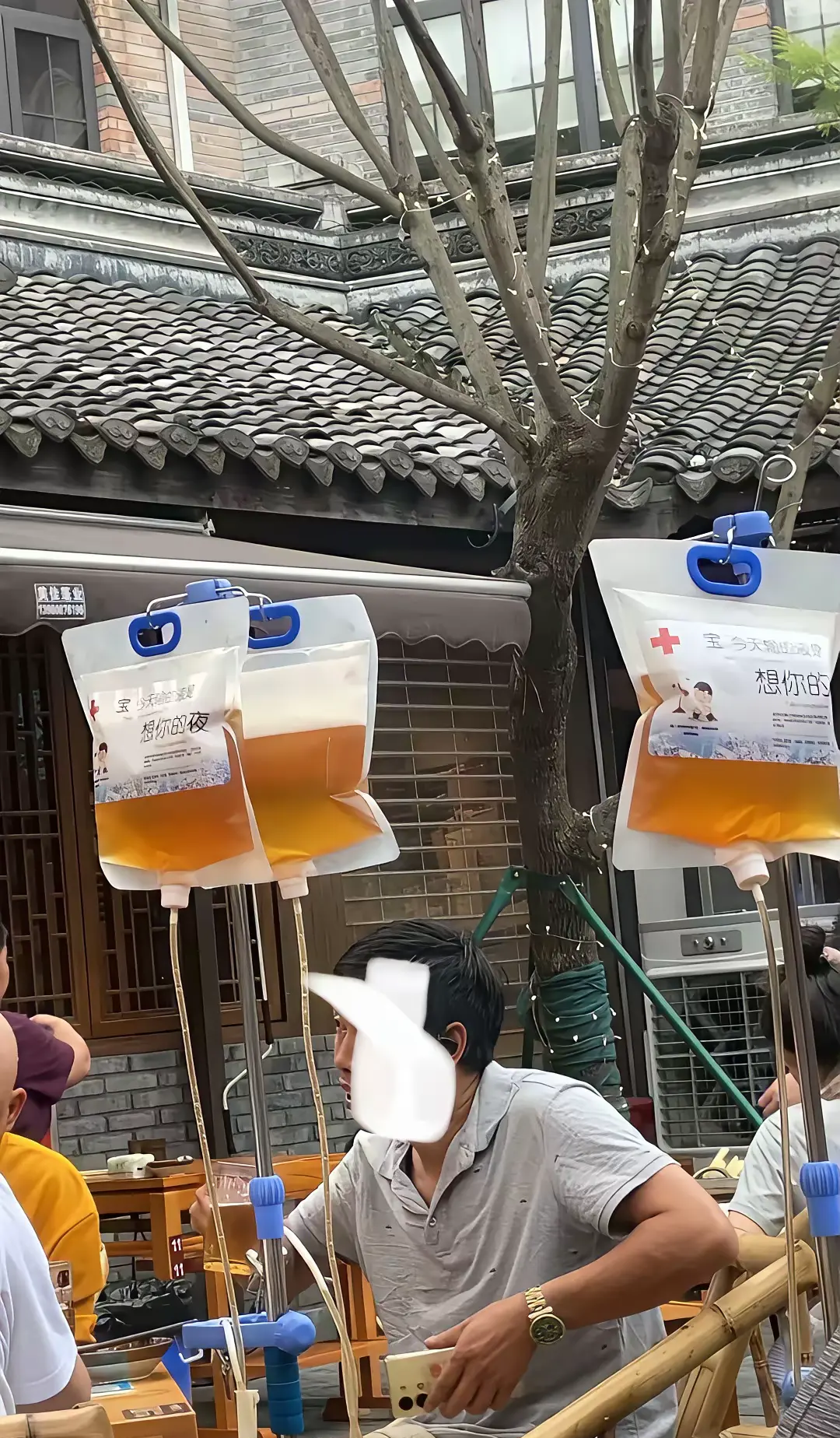 把啤酒搞成输液的方式，这家烧烤营销太有创意了