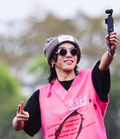 今天华晨宇突袭登台，毫无征兆现身舞台中央，瞬间点燃现场，观众从静静等待到欢呼震