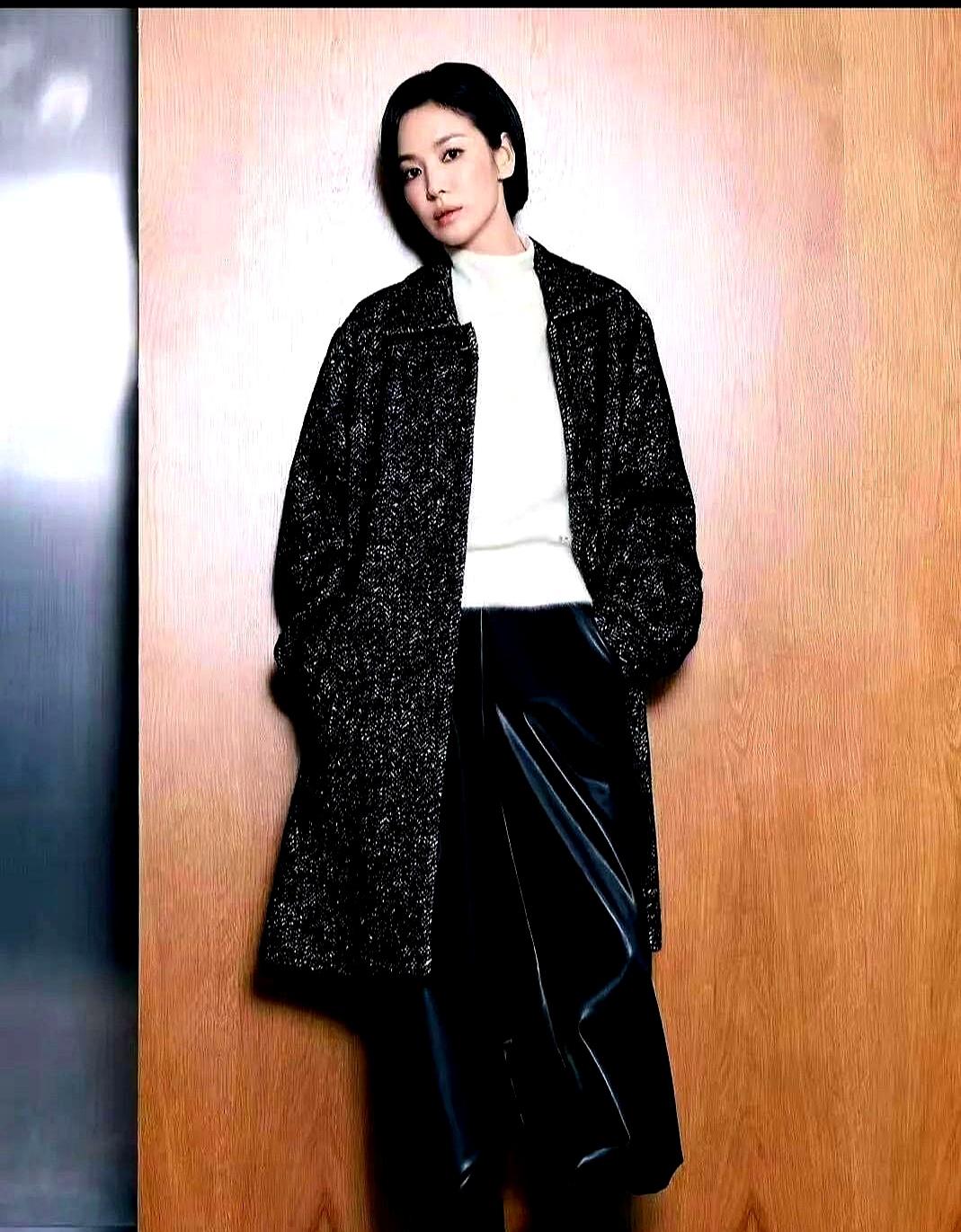 刷到宋慧乔最新的秋冬穿搭，不得不说，姐是真会穿。那件有点扎眼的亮片黑大衣