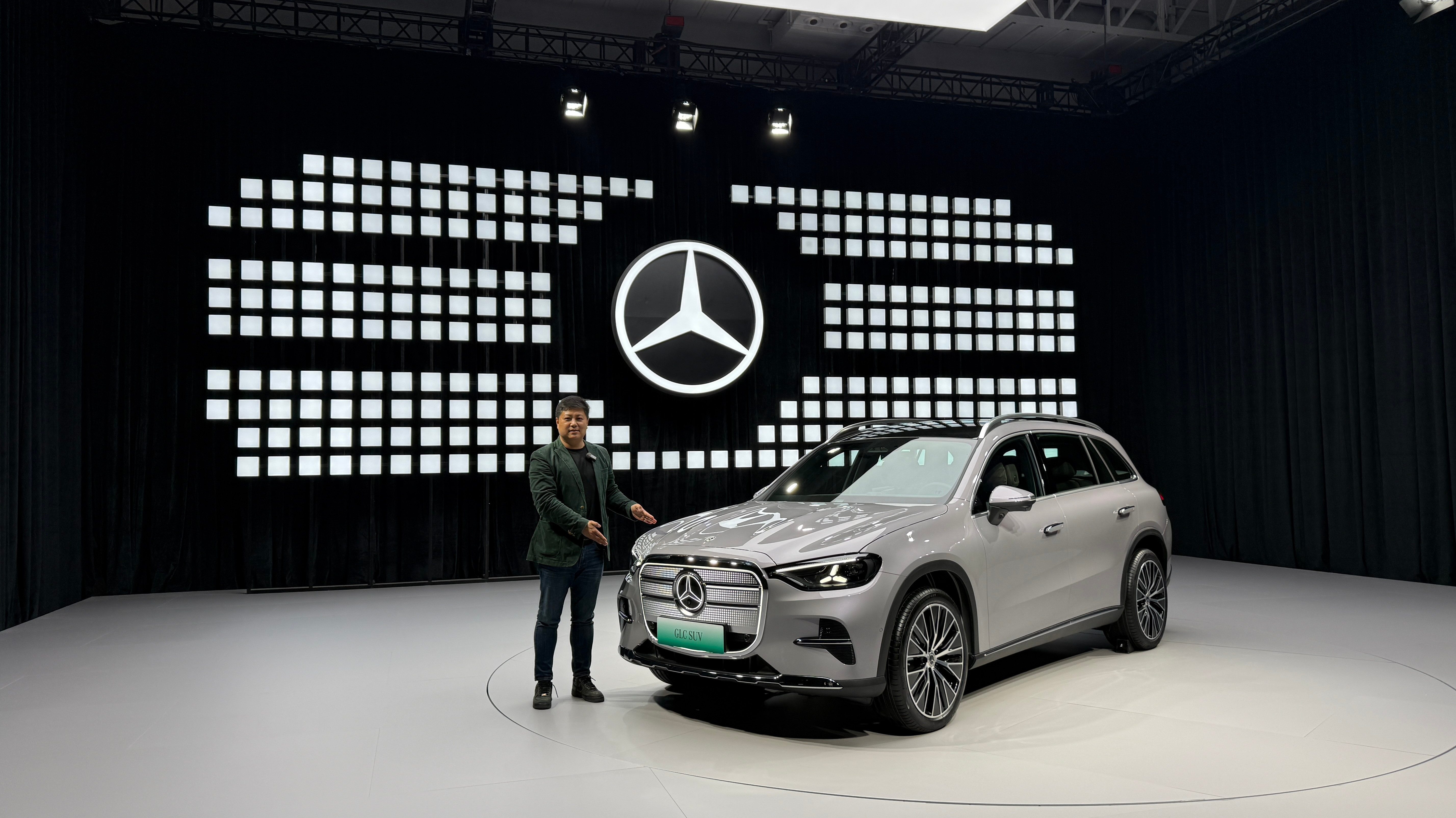 奔驰纯电GLC来了全新发光盾网首次上车，大连屏相当宽阔。我与汽车的日常