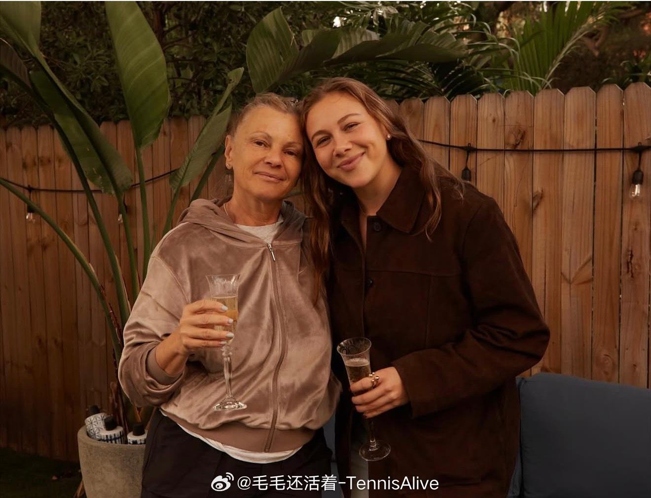 【阿尼西莫娃的家庭日：好幸福的感觉】阿尼西莫娃每天都和朋友或者家人在一起。有爱且