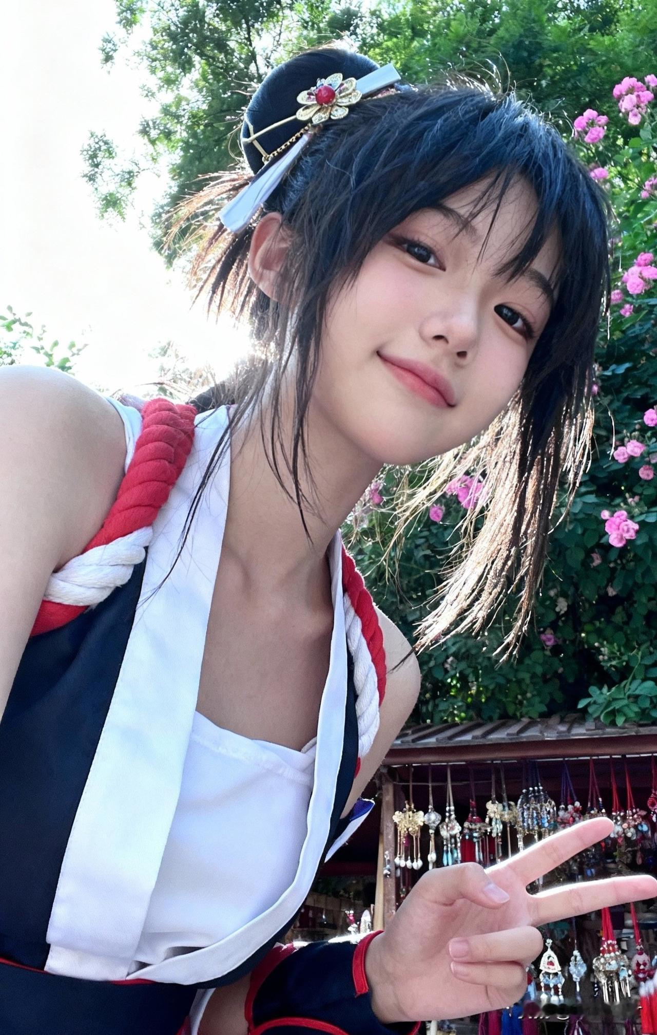 花间少女笑，风中玉佩摇。