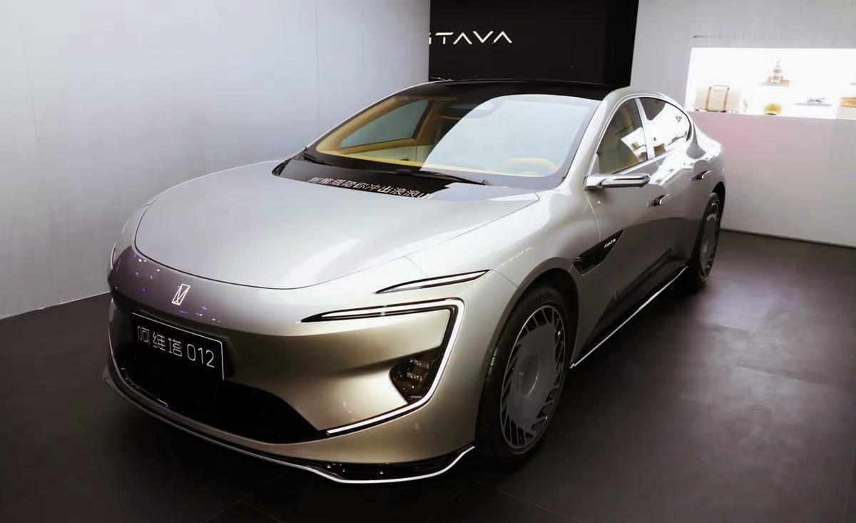 阿维塔12四激光版实车亮相，增程版配52度大电池/标配华为ADS4在广州车展