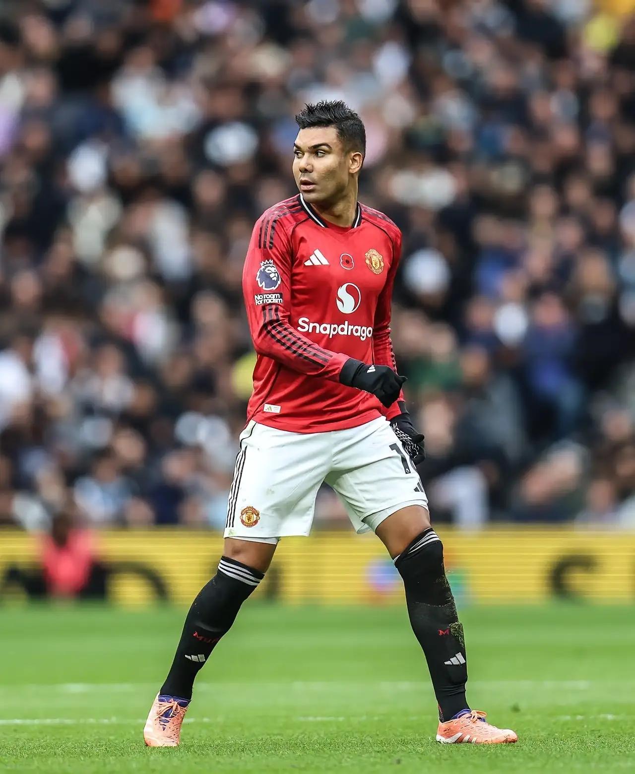 【卡塞米罗，曼联的生涯已进入倒计时】曼联对阵水晶宫的比赛中，卡塞米罗对休斯做出锁