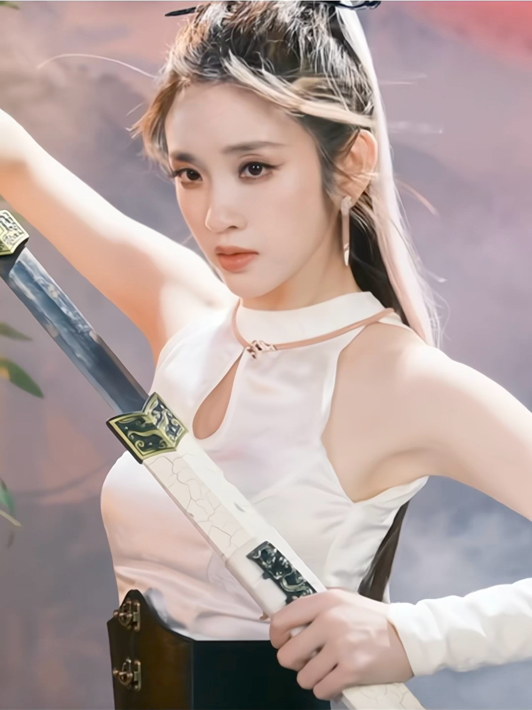 唐艺昕半扎高马尾造型唐艺昕完全女侠高马尾束起少年感，梨涡配英气眉眼，刚柔并济的侠