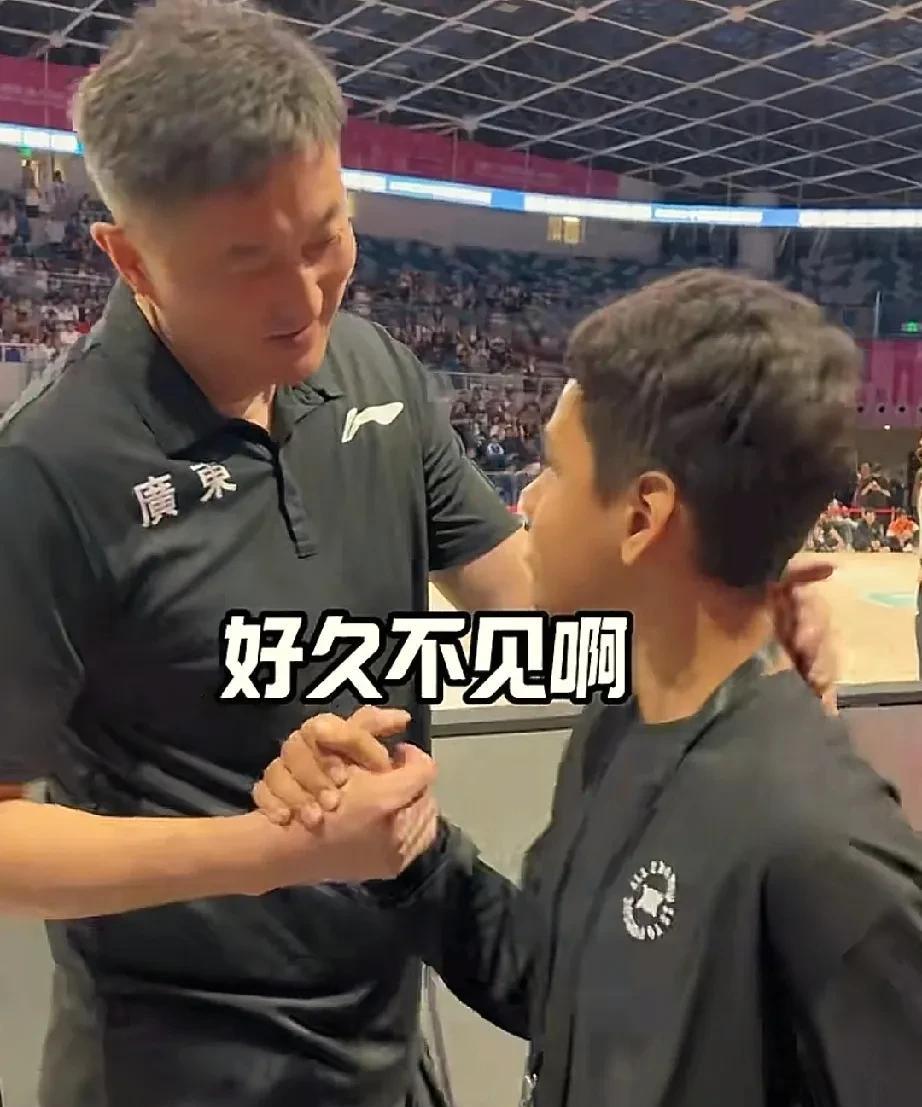 杜峰预定23年后广东男篮外援！近日，前广东男篮外援威姆斯带着儿子来看广东男篮比