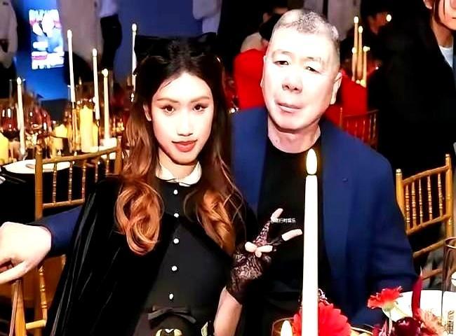 1月16日，徐帆牵着空气走红毯，手伸了三次，养女徐朵像没长雷达，全错过。网