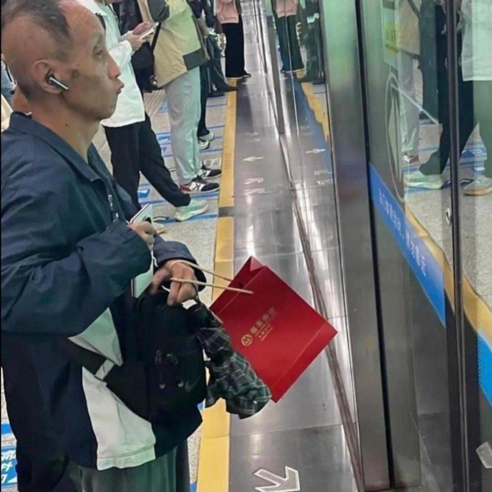 地铁站偶遇的一幕，真正应验了人不可貌相！在热闹的地铁站台等车，无意间看到眼