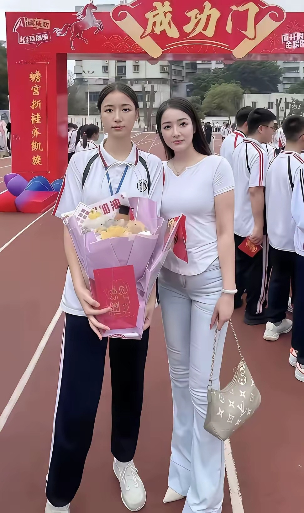 我要是不说，你们看得出妈妈曾经也是校花吗？
