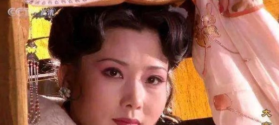 2000年，在剧组聚餐上，何赛飞喝了点酒，站在椅子上，指着导演郭宝昌的鼻子，大声