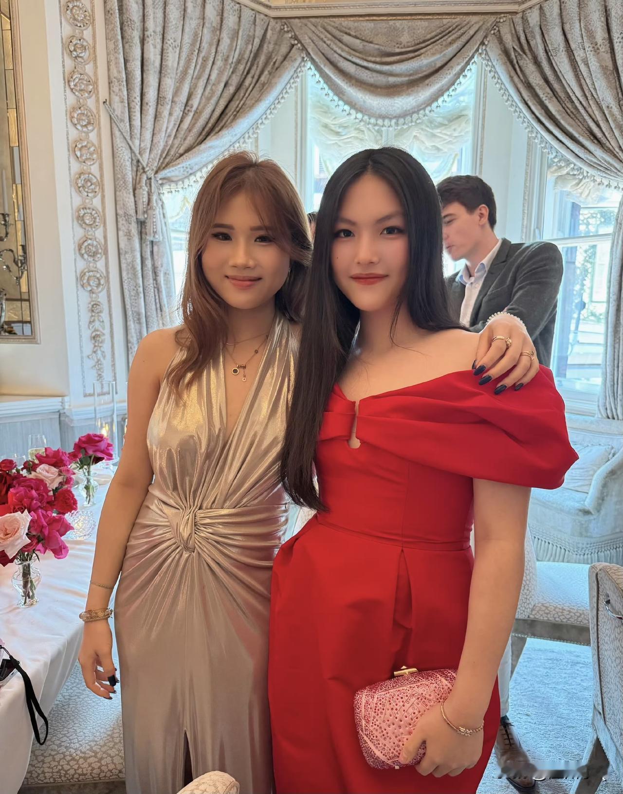 王诗龄生日会上，邀请了不少同学好友。能和王诗龄成为同学，相比她们的家世背景也不一