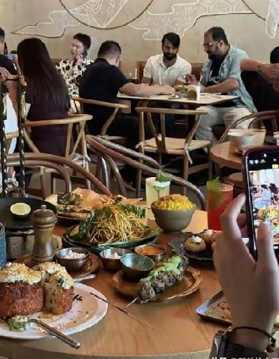 上海滩硬核老板！印度游客耍横遭凡尔赛逐客令印度游客酒吧发酒疯，逼老板“卑微