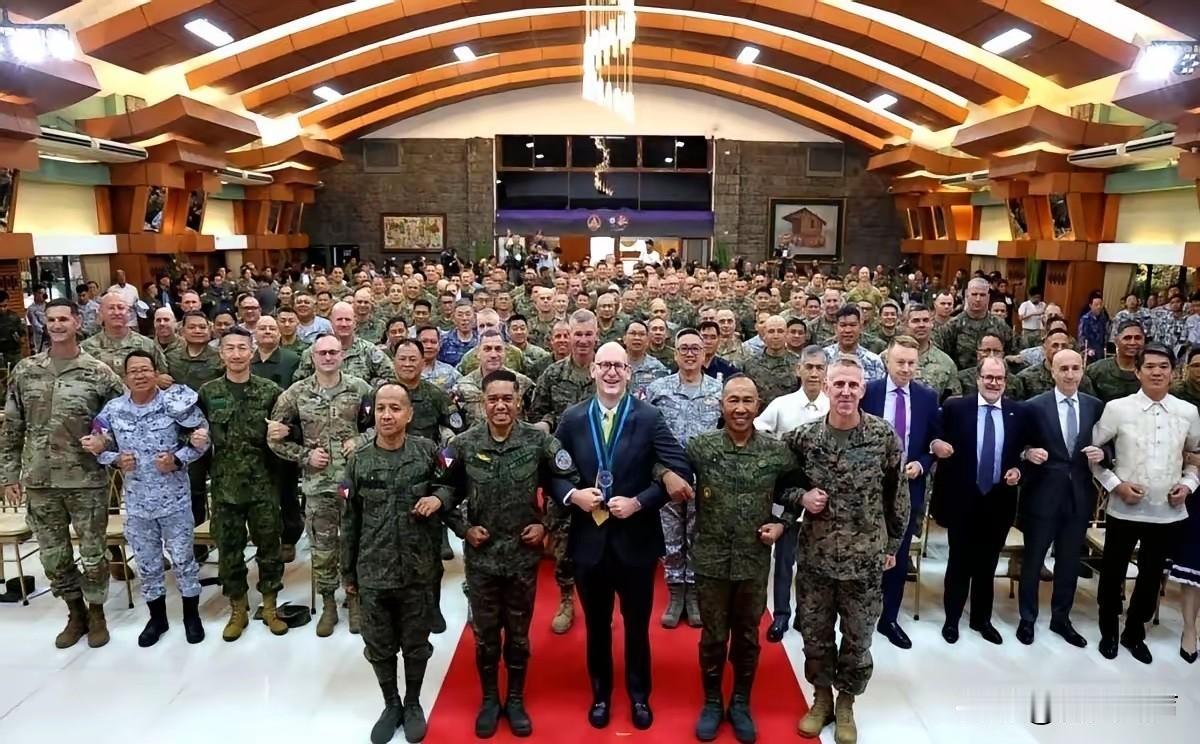 美日菲七个国家，拉了一万七千人，浩浩荡荡开进南海，准备搞一场“大秀”。演习的剧