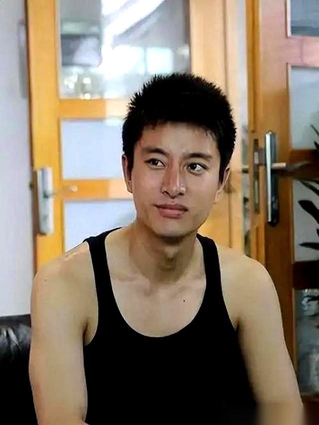 贾乃亮最近在直播间里，罕见地交了底。面对屏幕上那句刺眼的“赚这么多了怎么还来带货