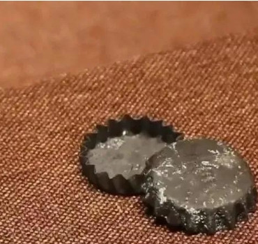 女子大婚之日，亲生父亲却只给她塞了两个酒瓶盖当作嫁妆，并再三强调这是我们家祖传之