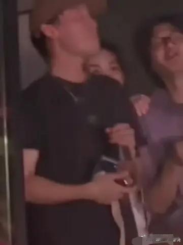 王菲现身鸟巢助阵谢霆锋演唱会，无名指钻戒成焦点，锋菲恋是否已完婚？2026年