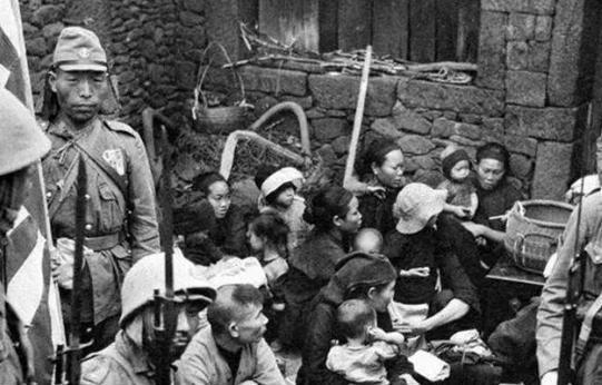 南京大屠杀时，日军奸污妇女到什么程度？一位伙夫说出了实情，惨绝人寰……藏身厨