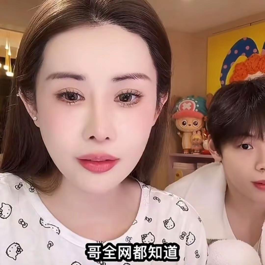 韦雪直播狂撒糖！带儿子跟秦奋聚餐。韦雪直播狂撒糖！带儿子跟秦奋聚餐，一句“全网都