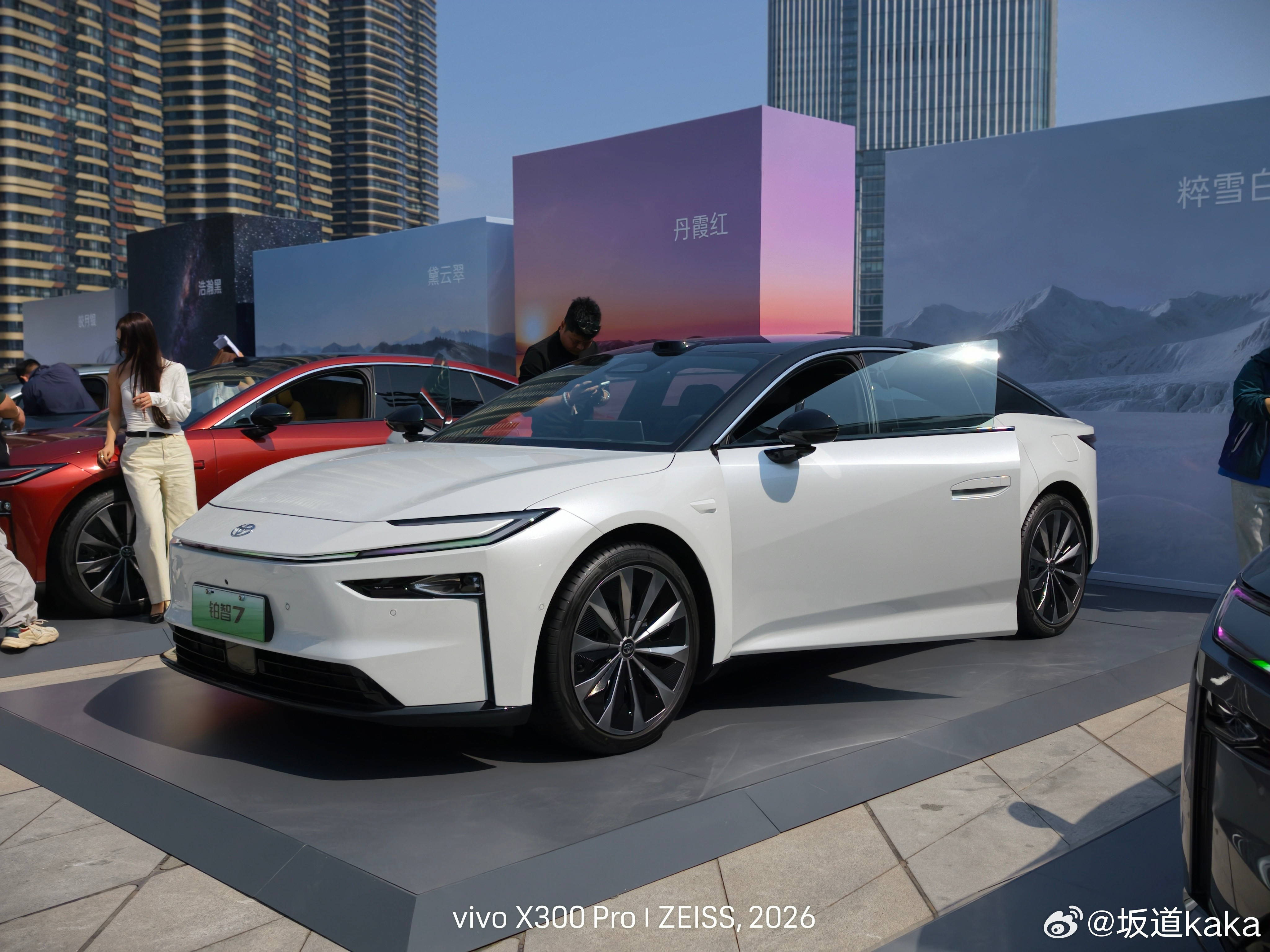 关于广汽丰田铂智7的色彩。这是一个5.1米级别的大轿车，设计上又很强调流线型，所