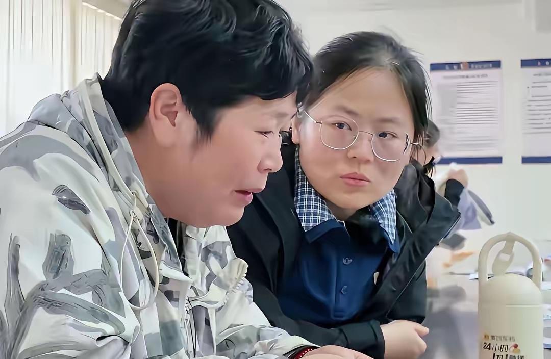 房主任又上热搜了。这一次是为了要村里的宅基地。但当初她为了离婚，是把村里的房和