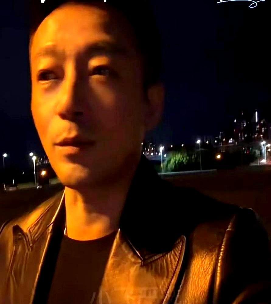 冲天炮火星溅过来，儿子一把拽开汪小菲，旁边挺着9个月大肚子的马筱梅笑了。女