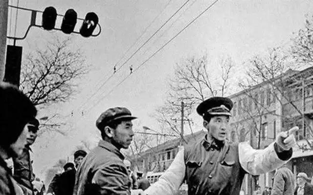 1963年，女会计带着全厂16000元工资神秘消失，杳无音讯！直到21年后，才知