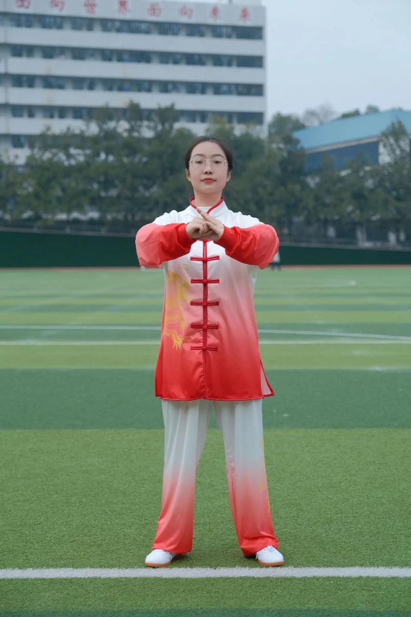 在快节奏的现代生活中，太极拳像一股清流，带给我们身心的平衡与宁静。然而，很多初学