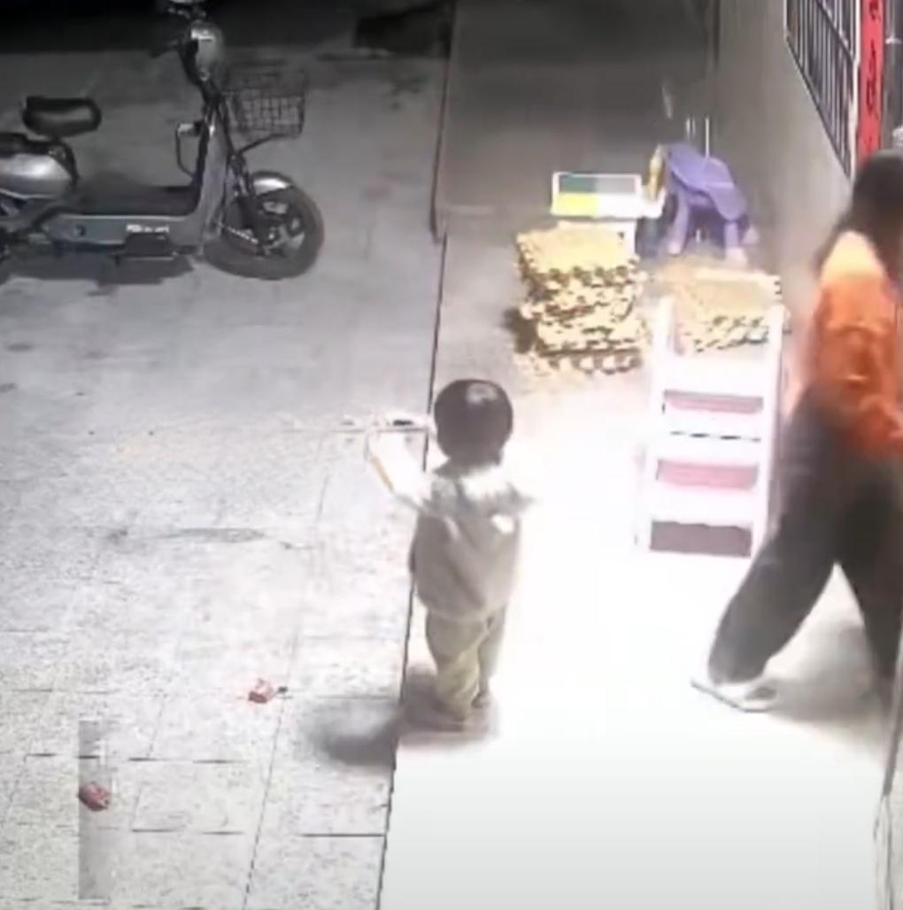 2月21日，广东一位母亲带女儿玩摔炮，接下来，这位母亲的做法让人吃惊。母亲让女