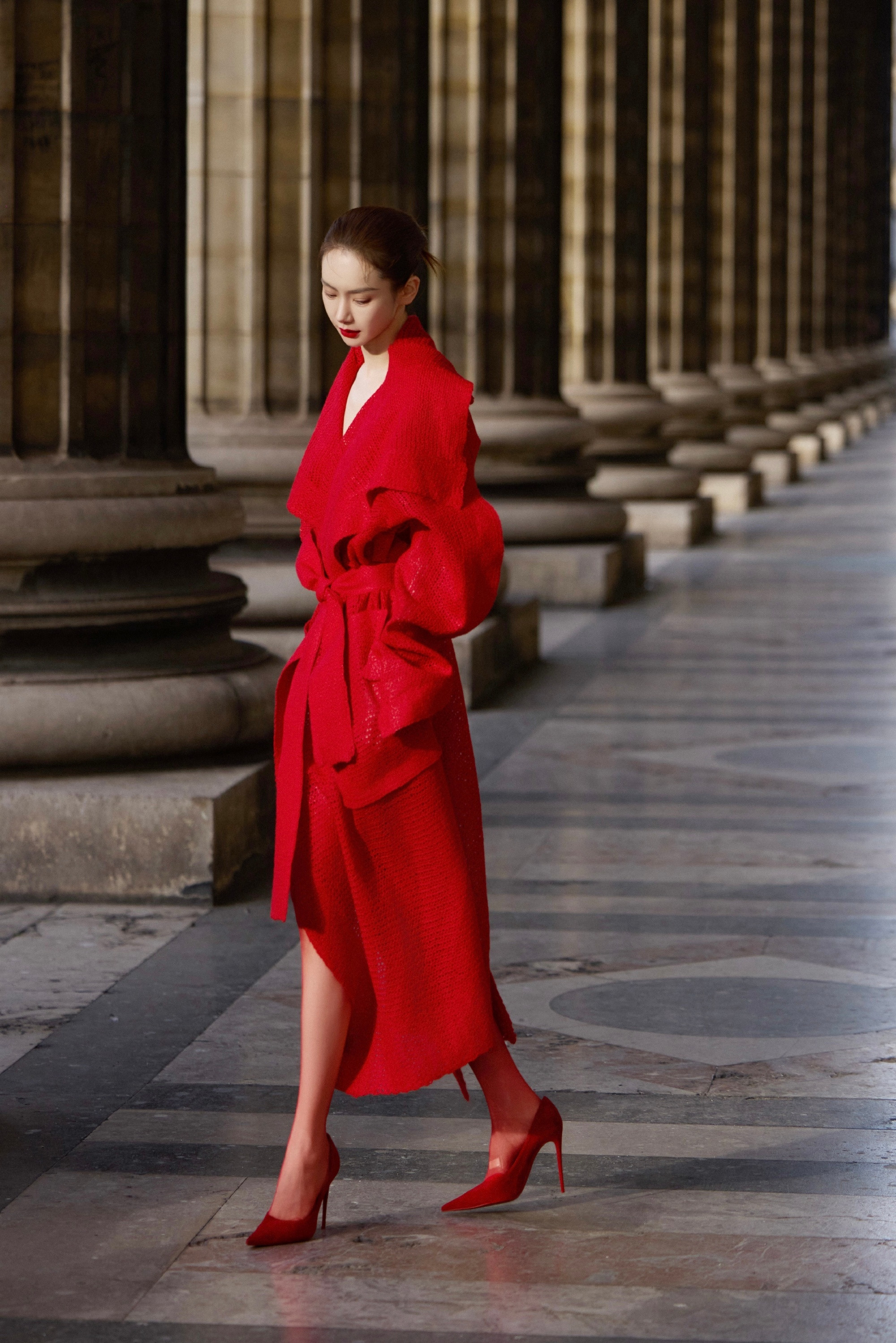 戚薇冷酷穿搭大片，热烈红裙大长腿。戚薇