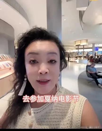 看看吧看看吧湛兰能成功肯定是有原因的湛兰的新视频又火了说是她曾经跟