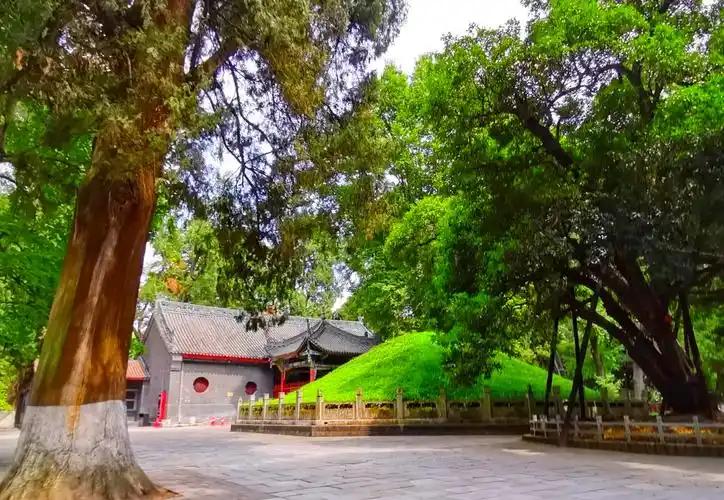 诸葛亮为何葬在定军山？至今都没人敢动，原因其实很简单三国时期，诸葛亮被誉为“智