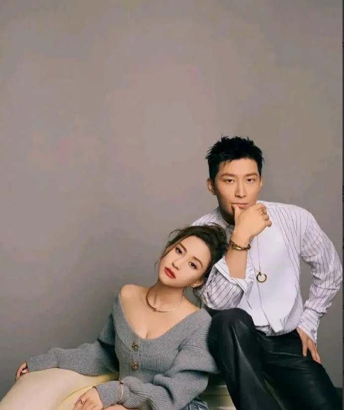 说白了，何超莲还是不够爱窦骁。当年追吴克群时她敢跨省送饭、为男方学做菜，连赌王葬